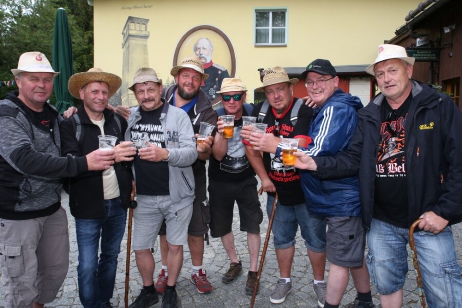 Männertagstour: Auf Schusters Rappen durchs Erzgebirge - Seit 30 Jahren wandern die ehemaligen Fußballer des TSV Einheit Claußnitz gemeinsam zum Männertag los. 