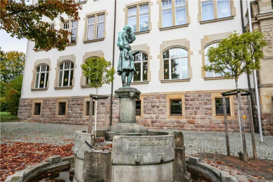 Märchenbrunnen Röhrsdorf: Verhandlung zu Diebstahl der Figuren fällt erneut aus - Im Oktober 2020 wurden vier Bronzefiguren des Märchenbrunnens vor der Grundschule Röhrsdorf gestohlen. 