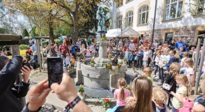 Märchenhaft: Brunnen plätschert wieder - Der Märchenbrunnen in Röhrsdorf ist wieder voll in Betrieb.