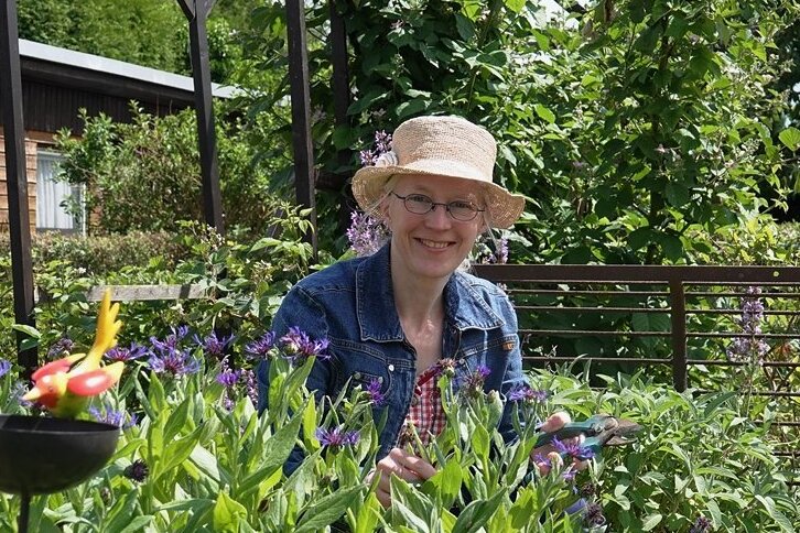 Märchenhafte Begegnung im Grünen beim Tag der offenen Gärten in Zwickau - Janine Seifert öffnet am Sonntag ihren Garten und lädt ein zum Plaudern und dazu, sich im Origami auszuprobieren.