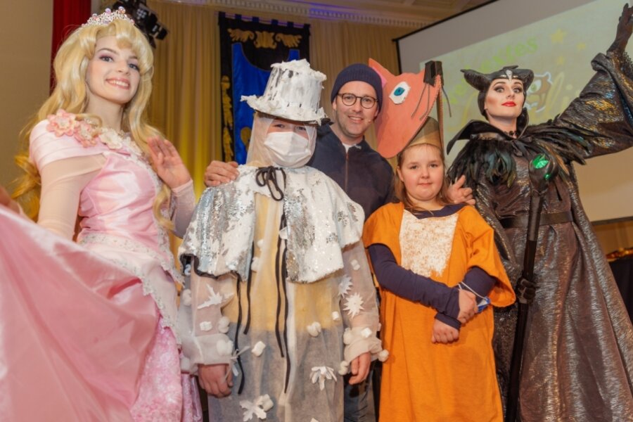 Märchenhafte Preisverleihung - Teilnehmer des Schülerwettbewerbs anlässlich des Märchenfestivals "Verhextes Fabulix"