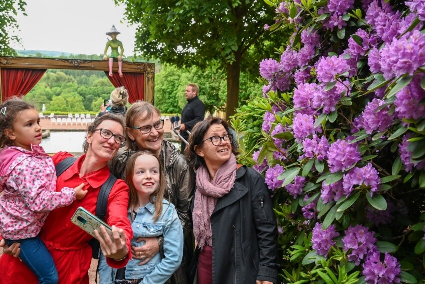 Märchenhafter Rhododendron - Frauke Meier aus Leipzig (3. von links hinten) mit Tochter, Cousine und Enkeltöchtern erfreute sich an den Rhododendron-Blüten im Schlosspark Lichtenwalde. 