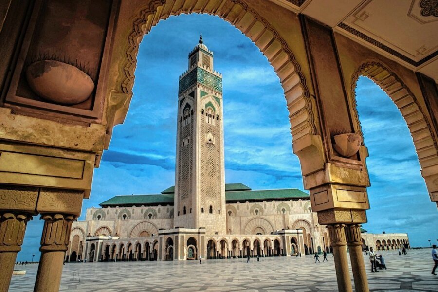 Märchenhaftes Marokko - Casablanca: Die Moschee Hassan II. direkt am Atlantik ist eine der größten im Norden Afrikas.
