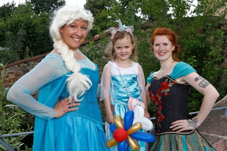 Märchenschneiderin lässt Kinderaugen strahlen - Nicole Schramm (links) wird gern zu einer Prinzessin. 