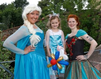 Märchenschneiderin lässt Kinderaugen strahlen - Nicole Schramm (links) wird gerne zu einer Prinzessin. 
