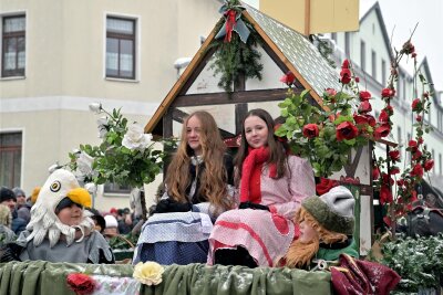 Märchenumzug, Stollenanschnitt, Bergparade: So ist das Erzgebirge in die Adventszeit gestartet - Eines der 32 Märchen beim Märchenumzug in Eibenstock: „Schneeweißchen und Rosenrot“.