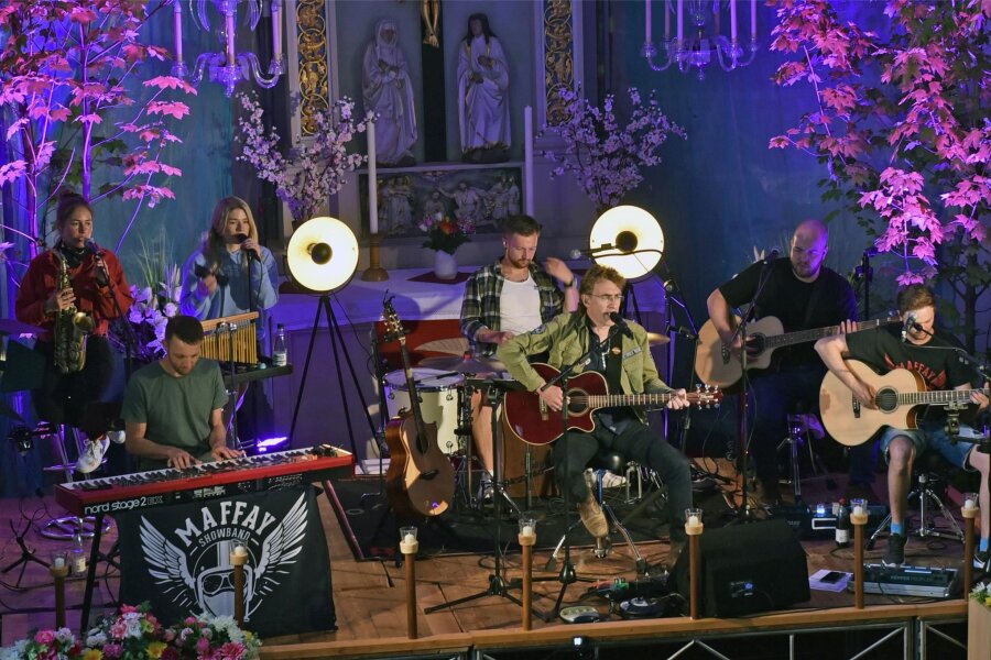 Maffay-Tribut-Band rockt vorm Altar in Wegefarth - Rockmusik in der Kirche Wegefahrth: Die Peter-Maffay-Tribut-Band mit Steve Gärtner als Protagonisten spielte zum Kerzenschein-Konzert auf.