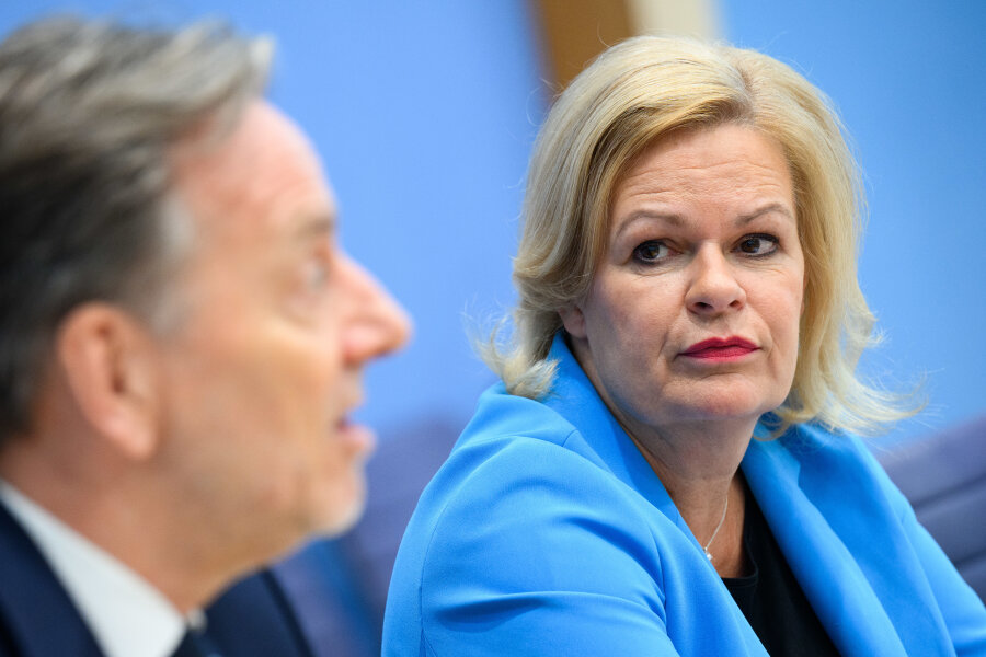 Berlin, am Donnerstag: Nancy Faeser (r, SPD) und Holger Münch, Präsident des Bundeskriminalamts (BKA), stellen in der Bundespressekonferenz das Bundeslagebild zur Organisierten Kriminalität 2022 vor.