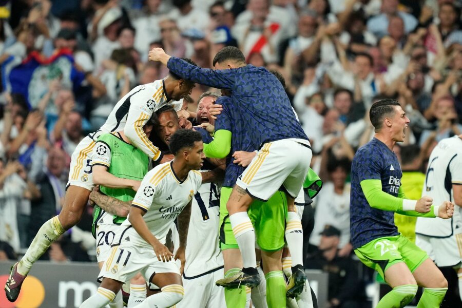 "Magisch, unglaublich" - Madrid schwelgt im Fußball-Glück - Reals Joselu (verdeckt) jubelt mit seinen Teamkollegen nach seinem Tor zum 2:1.