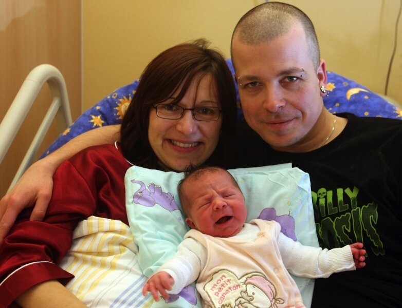 Magische Zahl 300 ist erreicht - 
              <p class="artikelinhalt">Die glücklichen Eltern Anke Eichler und Mike Potyok mit der kleinen Liz, die am Montag geboren wurde. Das Mädchen ist bereits das 300. Baby, das in diesem Jahr im DRK-Krankenhaus zur Welt kam. </p>
            