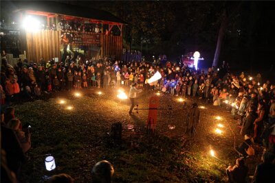 Magisches Erlebnis: 1200 Besucher beim 2. Zwickauer Dorfglühen - Nach der Lichterwanderung fand vor dem Eingangstor des Historischen Dorfes eine Feuershow mit Swen Kaatz statt.