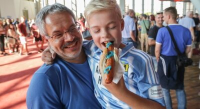 Mahlzeit! - Paul Höhne und sein Opa Steffen Tröger probieren die neue Stadionwurst des Chemnitzer FC aus - samt himmelblauem Senf.