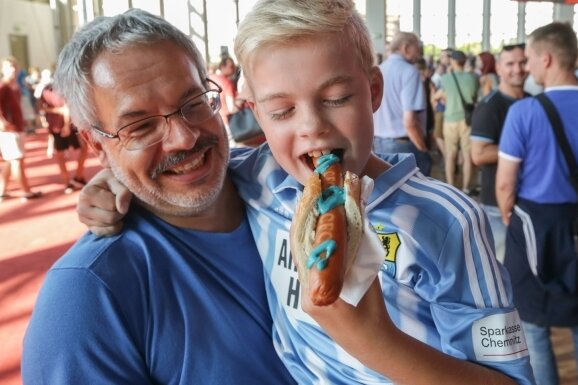 Mahlzeit! - Paul Höhne und sein Opa Steffen Tröger probieren die neue Stadionwurst des Chemnitzer FC aus - samt himmelblauem Senf.