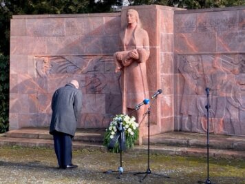 Mahnende Worte: Chemnitz gedenkt der Opfer des Bombenangriffs vom 5. März 1945 - OB Sven Schulze beim Gedenkakt.