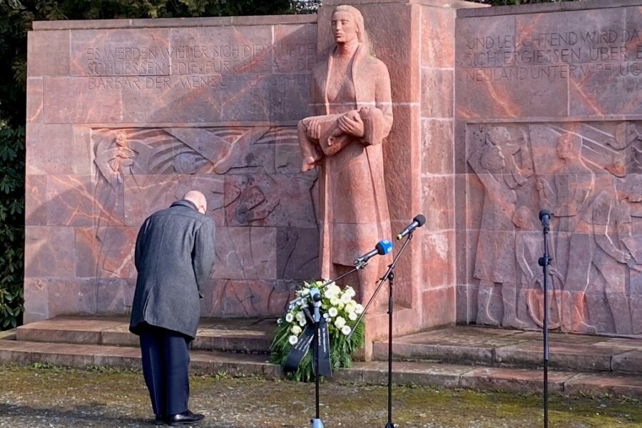 Mahnende Worte: Chemnitz gedenkt der Opfer des Bombenangriffs vom 5. März 1945 - OB Sven Schulze beim Gedenkakt.
