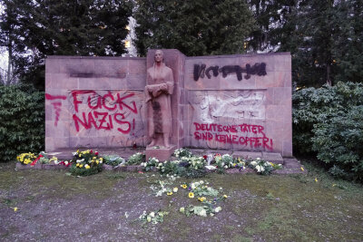 Mahnmal auf Chemnitzer Friedhof geschändet - 