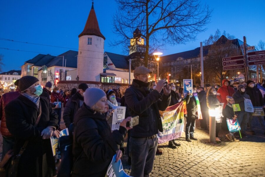 Mahnwache für die Ukraine am Plauener Wendedenkmal - 