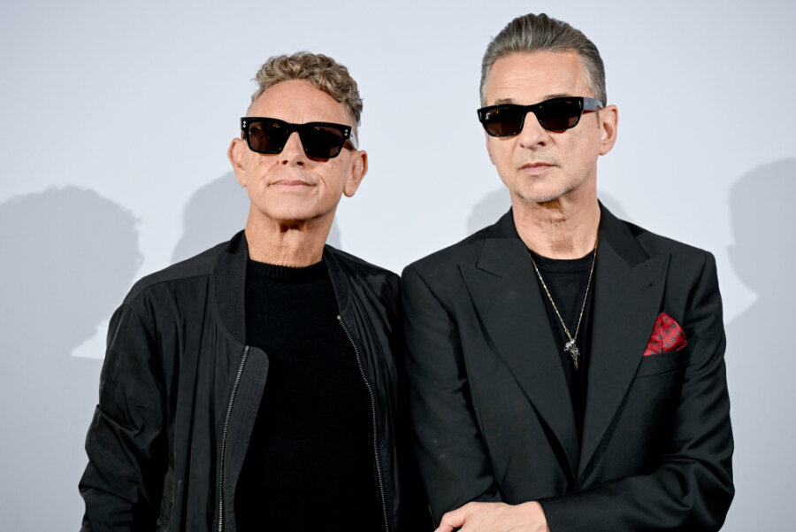 Mai 2023 in Leipzig: Depeche Mode starten Deutschland-Tour - Die Musiker Martin Gore (l.) und Dave Gahan der britischen Band Depeche Mode stehen bei einem Fototermin in Berlin am Dienstag vor einer Fotowand.