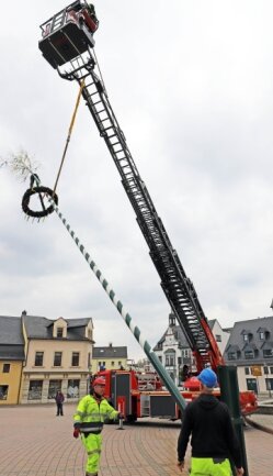 Mitarbeiter des Brand-Erbisdorfer Bauhofs und Kameraden der Feuerwehr beim Aufstellen des Maibaums. 