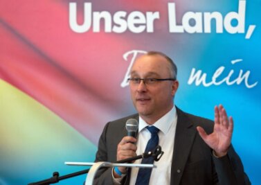 Maier steigt zur Nummer 2 auf - Jens Maier, Richter am Landgericht in Dresden, wurde vom Landesparteitag der AfD auf den zweiten Listenplatz für die Bundestagswahlen gesetzt.