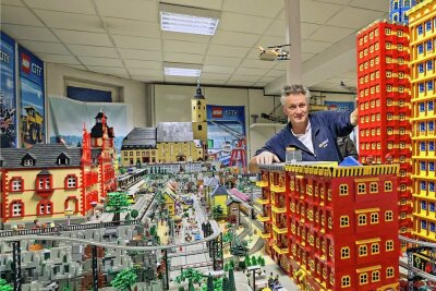 Maik Schenker: So tickt der Lego-Millionär aus Glauchau - Maik Schenker in der Lego-Ausstellung, die am Samstag von 9 bis 18 Uhr und am Sonntag von 14 bis 18 Uhr gezeigt wird. 