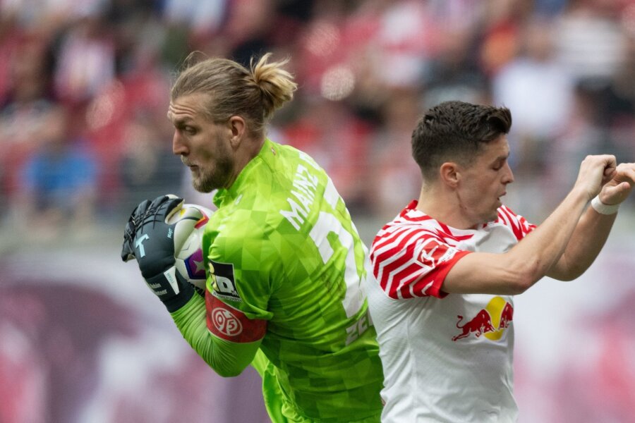 Mainz feiert "nicht normalen" Zentner - Leipzigs Christoph Baumgartner (r) und der Mainzer Torhüter Robin Zentner kämpfen um den Ball.