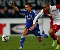 Mainz schmeißt Schalke aus dem Pokal - Rafinha (l.) im Zweikampf mit Delron Buckley