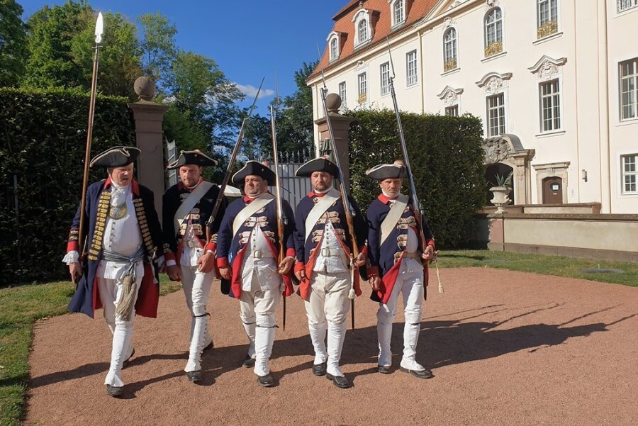 Majestäten flanieren zum Parkfest Lichtenwalde - Wachparade mit der Gräflich Schönburgischen Schlosscompanie.