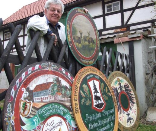 
              <p class="artikelinhalt">Zum Geringswalder Stadtjubiläum verspricht Gerhard Heinicker eine farbenfrohe und kulturhistorisch interessante Ausstellung von Schützenscheiben auf seinem Grundstück. </p>
            