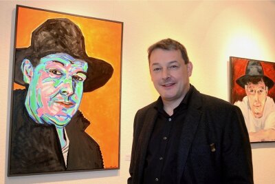 Maler mit enormer künstlerischer Bandbreite stellt in Auerbach aus - Tilmann Röhner vor seinen Selbstporträts. Das linke ist aus diesem Jahr, das rechte von 2014. 