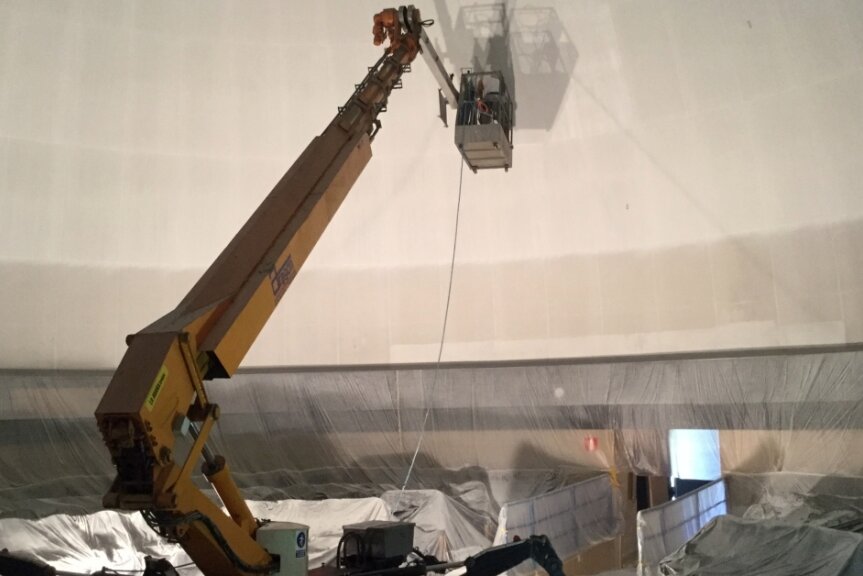 Maler widmen sich dem Sternenhimmel - Das bislang größte Projekt erledigten die Maler aus Drebach in Kopenhagen. Auch im Planetarium der dänischen Hauptstadt half eine Hebebühne, die weiße Farbe auf der Projektionsfläche der Kuppel zu verteilen. 