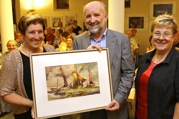 
              <p class="artikelinhalt">Gabriele Rabe (links) und Monika Zscheppank schenken Bürgermeister Wolfgang Streubel das frühe Aquarell "Boote". Es ist für die Dauerausstellung des Museums gedacht.  </p>
            