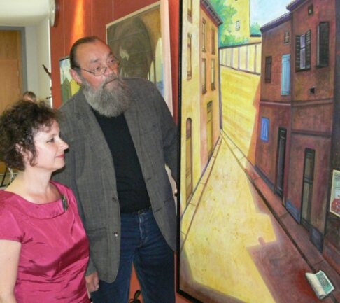 Malerin führt Betrachter an der Nase herum - "Der Zirkus war da" gehört zu den Lieblingsbildern von Meike Georgi. Gemeinsam mit Jürgen Szajny lässt sie das Gemälde vor der Ausstellungseröffnung noch einmal auf sich wirken.
