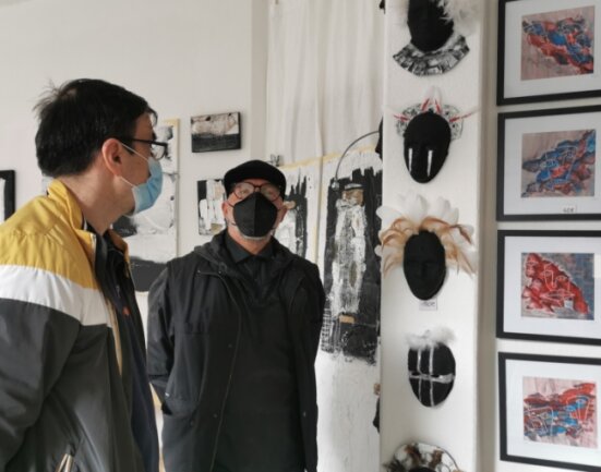 Der Zwickauer Künstler Tino Helbig (rechts) öffnete zu Pfingsten zum ersten Mal sein Atelier "unterArt".