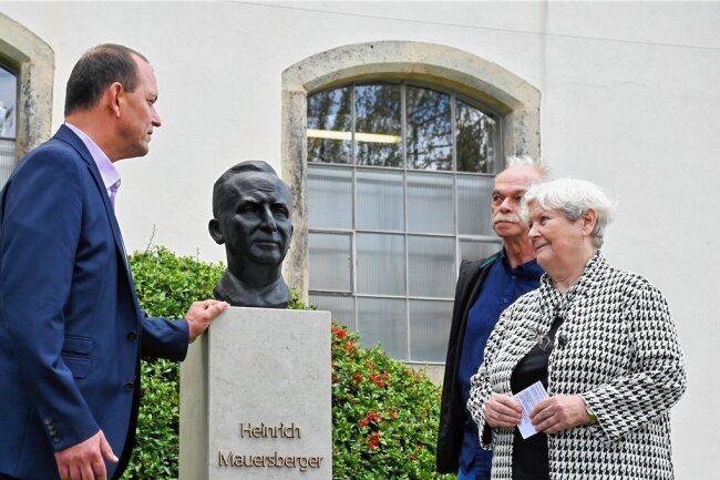 Malimo: Wie ein Handtuch zu seinem Namen kam - OB Gerd Härtig (links) hat gemeinsam mit Irmgard Eberth und Michael Nestripke vom Förderverein des Esche-Museums die Büste des Malimo-Erfinders Heinrich Mauersberger in Limbach-Oberfrohna eingeweiht. 