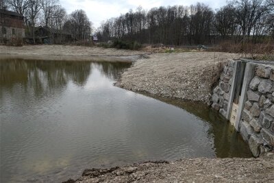 Malitex-Teich in Auerbach füllt sich allmählich - Der Malitex-Teich in Auerbach-Mühlgrün wird zurzeit mit Wasser gefüllt. Bislang scheint es zu klappen.