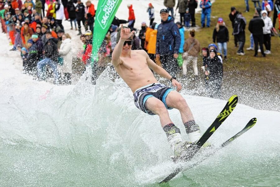 Malle-Stimmung am Fichtelberg - Der Schwarzenberger Tobias Wagner, der auch schon für den ASC Oberwiesenthal in Wettkämpfen auf die Piste ging, machte auf dem 17 Meter langen Wasserbecken in seinem sommerlichen "Outfit" eine gute Figur. 