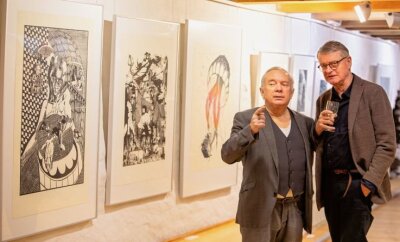 Malzhaus stellt 100 sächsische Grafiken aus - Galerist Klaus Noack und Axel Richter während der Ausstellungseröffnung im Gespräch. 