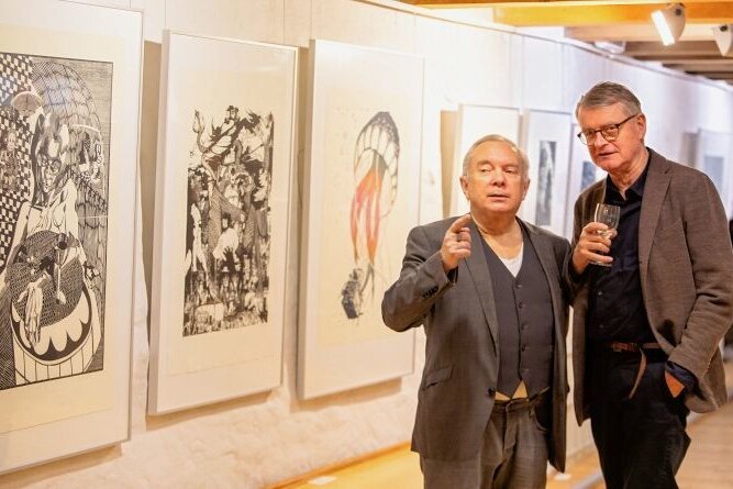 Malzhaus stellt 100 sächsische Grafiken aus - Galerist Klaus Noack und Axel Richter während der Ausstellungseröffnung im Gespräch. 
