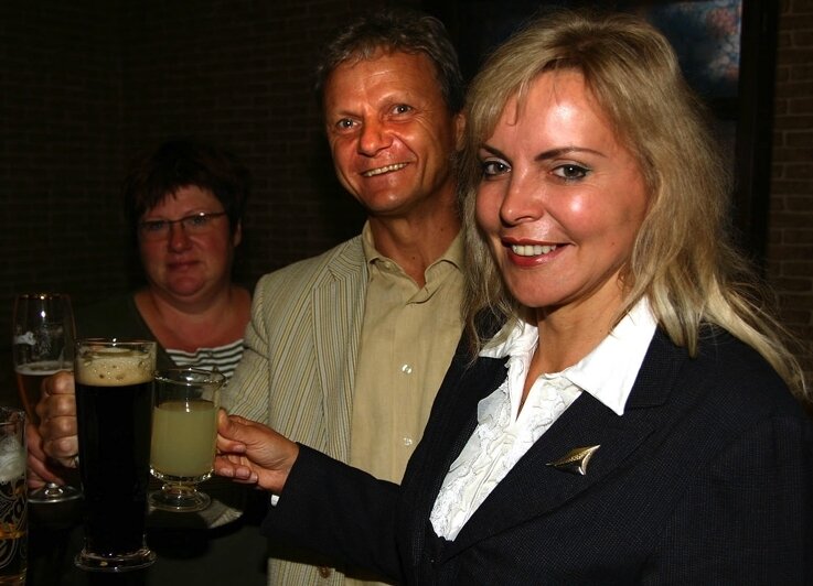 Veronika Bellmann stößt im Gasthof "Prinz Albert" mit Ehemann Karl-Heinz auf den Wahlsieg an