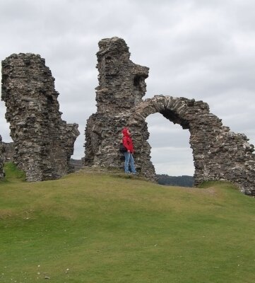 Man fährt links -              Hier soll der Heilige Gral liegen: die Ruine von Dinas Bran.           