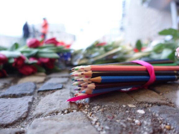 Man muss es aushalten - Im Gedenken an die Opfer des Pariser Anschlags: Buntstifte vor der französischen Botschaft am Pariser Platz in Berlin.