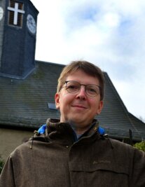 "Man muss nun wieder zueinander finden" - Pfarrer Denny Wermann vor der Kirche in Borstendorf. 