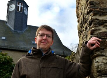 "Man muss nun wieder zueinander finden" - Pfarrer Denny Wermann vor der Kirche in Borstendorf. 