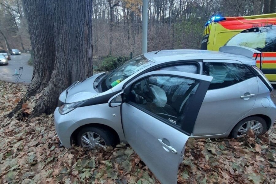 Man nach doppeltem Aufprall mit seinem Toyota schwer verletzt worden. - Am vergangenen Donnerstagnachmittag ist ein 36-jähriger Toyota-Fahrer bei einem Verkehrsunfall auf der Auerbacher Straße in Zwickau schwer verletzt worden. 