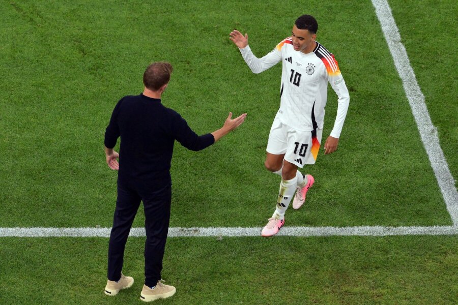 "Man of the Match": Musiala verscheucht Schatten der WM - Bundestrainer Julian Nagelsmann beglückwünscht Jamal Musiala zum tollen Spiel.