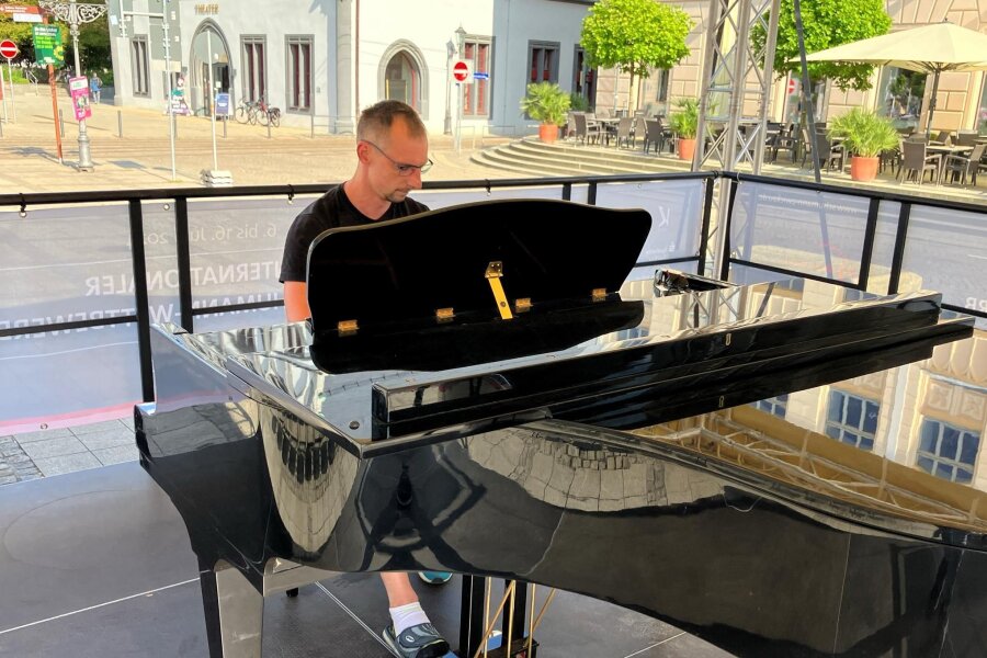 Manch einer spielt „L’Amour toujours“: So nutzen Musiker die offene Bühne am Hauptmarkt in Zwickau - Daniel Thieme aus Zwickau spielt seit sechs Jahren Klavier. Auf der Open Stage stimmt er „L’Amour toujours“ an. Schon vor dem Skandal hat er das Lied rauf und runter gespielt.