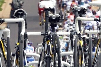 Manche Auto-Fahrradträger versagen beim Crashtest - Wettbewerbserprobt sind Radträger bei der Tour de France. Warentestern zufolge sind aber nicht alle Fahrradträger für das Auto sicher: Manche Modelle versagen komplett beim Ausweichmanöver oder beim Crashtest. 