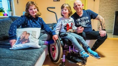 Manchmal schlägt das Schicksal heftig zu - Mirko Heinz aus Hundshübel mit seinen beiden Töchtern Lilli (l.) und Lina. Die Siebenjährige ist seit ihrer Geburt rechtsseitig gelähmt und somit auf den Rollstuhl angewiesen. 