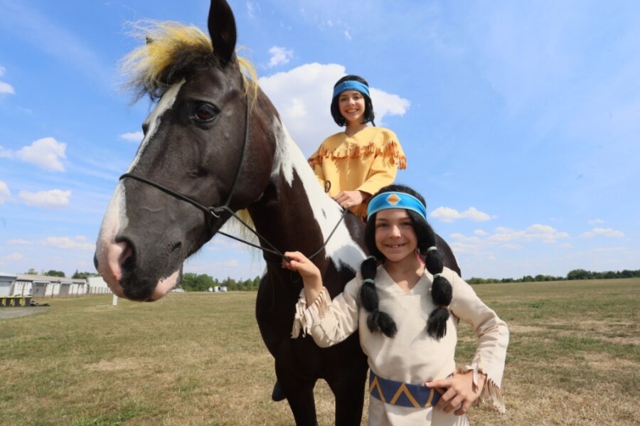 Die drei Hauptdarsteller sind schon mal bereit für die Premiere: Claudia Navratilova als Yakari auf dem Appaloosa-Pferd Kleiner Donner und Marco Navratil als Yakaris beste Freundin Regenbogen. 